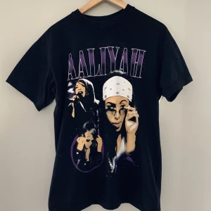 T-shirt med Aaliyah tryck - T-shirt med Aaliyah tryck i nyskick. Storlek: man S (Passar mindre om man gillar lite oversized)