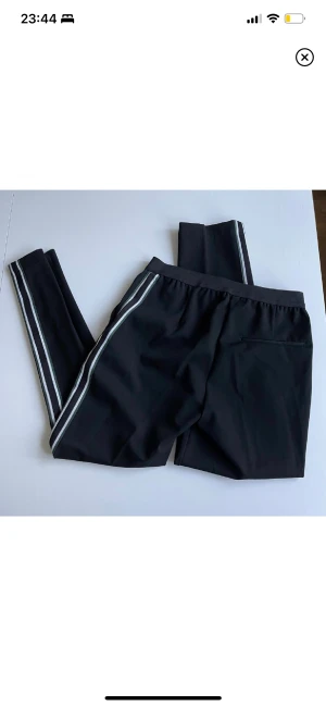 Byxor 36 - Snyggbyxor med revär i storlek 36. Dressad byxa framtill med resår i midjan baktill. Ingen gylf, knapp osv utan ett par byxor man drar på och är klar på ett kick. Använda vid något tillfälle, fint beg. skick!  Snygga men tyvärr lite för tajta för mig nu. 