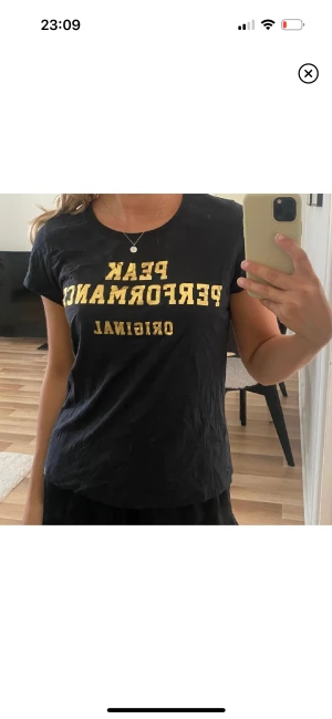 Tshirt - Peak performance tshirt i skönt material, mörkblå färg och strl xs. Knappt använd så i fint skick! 💙 