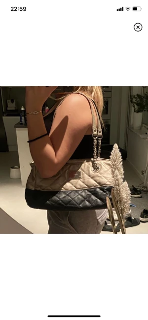 Fake Nine West väska - Fake Nine West väska i super skick! De ända skadorna den har är reporna på utsidan och 2 små fläckar på insidan. Den är ca 35 cm lång och 20 cm hög❤️