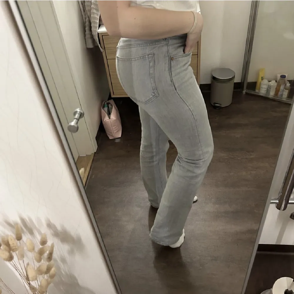 Supersnygga jeans från bikbok i modellen mid waist straigt 🤍Nypris 600 kr. Jeans & Byxor.