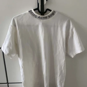 Acne T shirt Man - Går ej att köpa i butik längre. Har endast använts 2-3 gånger, har mest hängt i garderoben. Storlek XXS men är oversize. Sitter mer som en XS-S. Passar för någon som är 170-175 cm lång. Köpt på acnestudios.com för 1400. Kvitto finns.