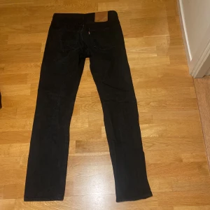 Levis 501 - Svarta Levis 501:or säljs pga att jag ej använder de. Con: 10/10 inga flaws. Använda väldigt få gånger.