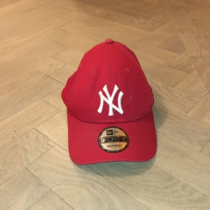 New era keps - Hej! Säljer nu denna röda new era keps med justerbar storlek. Säljer pga att jag har för många kepsar. Kepsen är i bra skick 👍