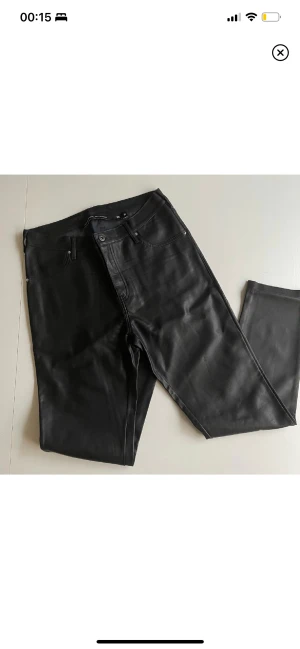 Skinnbyxor M - Byxor i skinnimitation från Lager157. Storlek M. Lite rakare ben. Knappt använda då de är för stora för mig.  Cirka 81 cm i midjan med mycket stretch.