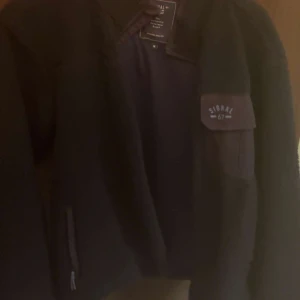 Ullig Jacka - Mörkblå Ullig jacka  Ett år gammal jättebra skick.  Herr. 