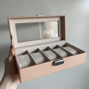 Smyckeskrin / klockhållare  - Så fint skrin för armband eller klockor. Mått: 25 x 12 x 7,5 (cm)