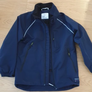 Vindjacka  - Stl.134, 8-9år, namnad, gott skick