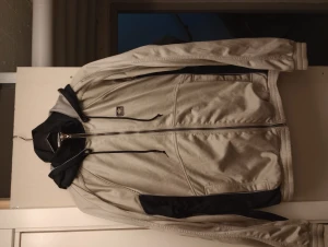 Umbro sportjacka - Underbar sportig vårjacka i grönbeige metalliskt tyg. Äkta vintage!