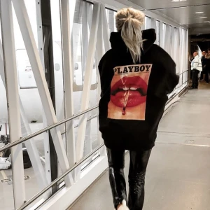 PLAYBOY HODDIE  - Säljer denna Overzise hoodie med ett coolt tryck på ryggen. Den är sällan använd då jag inte har fått användning av den, köpte för 700. Skriv för fler frågor eller bilder. Köparen står för frakt.💗 (Första bilden är lånad)