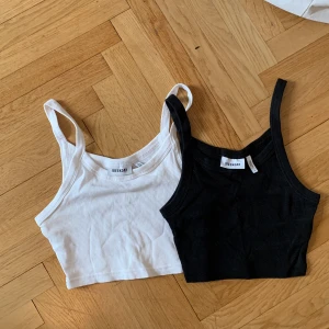 Weekday linnen - Säljer dessa två linne från Weekday som kom i 2-pack. Aldrig använda och säljer pga fel storlek. Tyget är dock jätteskönt. Köpts för ca 200kr. Säljer tillsammans för 80kr. Köparen står för frakten eller möts upp i Malmö.