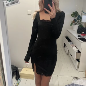 Svart klänning  - Svart klänning ifrån nakd som inte kommit till användning, i storlek S💕fri frakt