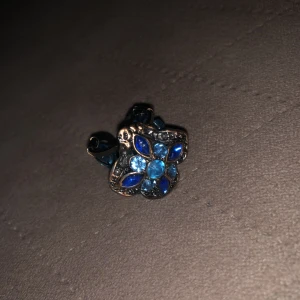Ring med blåa stenar - Handgjord ring som ej kommit till användning 🥰justerbar