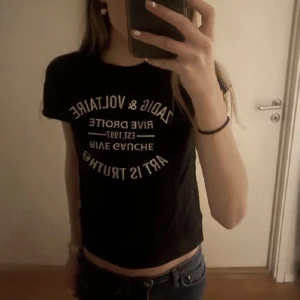 Zadig & Voltaire t-shirt  - Inte min bild. Skriv om ni vill ha fler bilder. Säljer då den inte riktigt kommer till användning. Fint skick. Lite tjockare material 