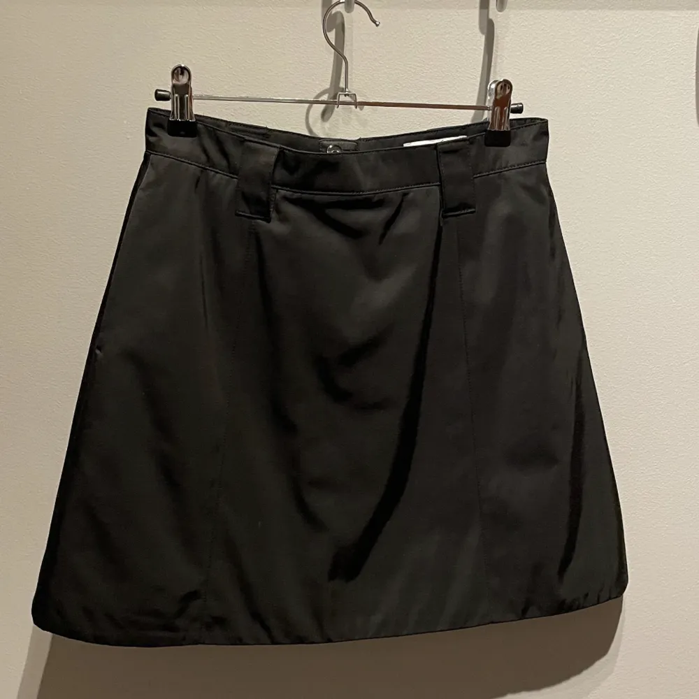Superfin kjol som är fodrad som ger stadga till passformen. Finns hällor till ett bälte och två fickor på vardera sida. I strl S. Knappt använd.  Mått:  Midjan: 35 cm  Längd: 44 cm . Kjolar.
