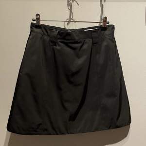 Superfin kjol som är fodrad som ger stadga till passformen. Finns hällor till ett bälte och två fickor på vardera sida. I strl S. Knappt använd.  Mått:  Midjan: 35 cm  Längd: 44 cm 