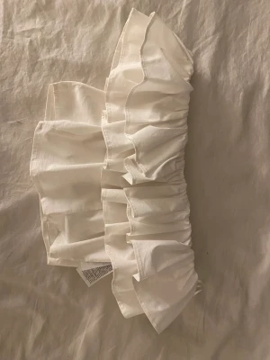 vit volang tröja - säljer nu denna fina topp då den aldrig kommit till användning för min del! storlek 36. Skriv för mer bilder eller frågor💓💓