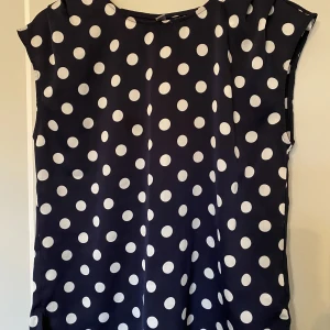 Blus - Prickig blus, vit o marinblå 