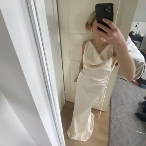 Balklänning - Drömmig balklänning🤍 färgen är cremevit/champagne om det inte kommer fram tillräckligt på dessa bilder🥰 skriv privat för fler bilder🤗 andra bilden är inte min då jag inte fick till en lika bra på ryggen