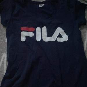Marinblå Fila t-shirt i storlek S. Aldrig använt. Köpt för 250kr säljer för 75kr