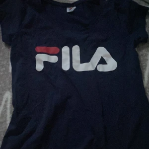 Fila t-shirt - Marinblå Fila t-shirt i storlek S. Aldrig använt. Köpt för 250kr säljer för 75kr