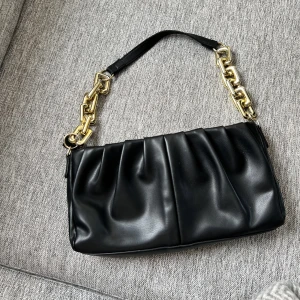 Svart väska  - Svart väska med guldiga detaljer. Passar perfekt till utgång. Köparen står för frakt🌸