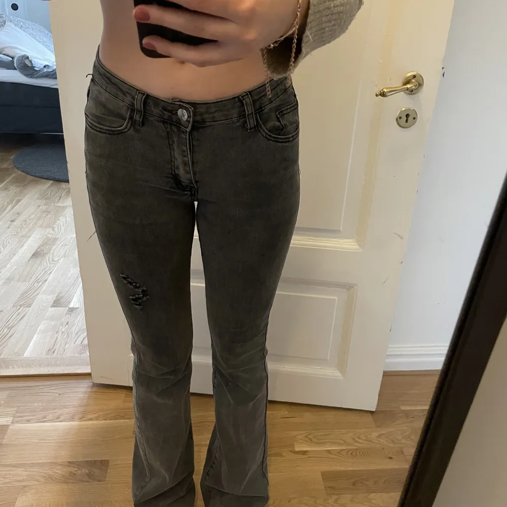Säljer mina lågmidjade gråa bootcut jeans då de ej kommer till användning. Fint skick, passar mig som har allt mellan 32-36 i jeans. Bra stretch och långa i benen (på gränsen till för långa för mig, är 167 cm) . Jeans & Byxor.