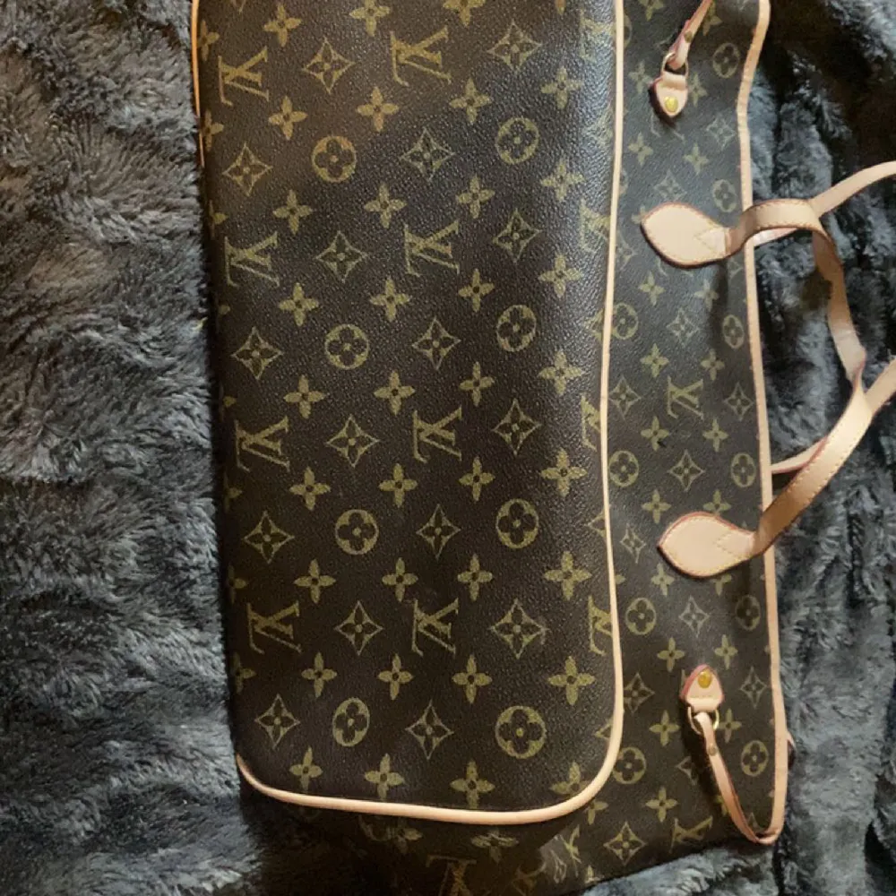 Säljer min AAA kopia Louis Vuitton väska. Köpte den för mycke dyrare men vill inte ha den längre då jag har många liknande väskor.  Den är verkligen jättefin. . Väskor.