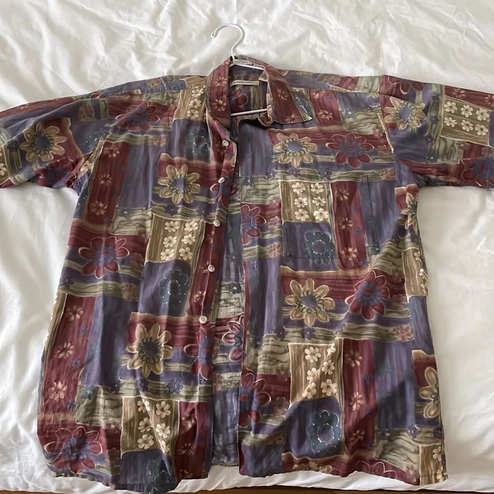 Thin button up in perfect condition. Good for summer and less than 6 months old. Worn very few times.. Skjortor.