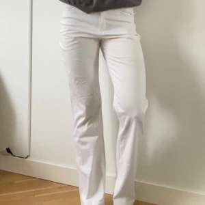 Vita jeans  - Unika byxor köpta second hand i Frankrike, söta diamanter på fickorna! Passar xs/s beroende på önskad passform💕spårbar frakt 60kr💕💕