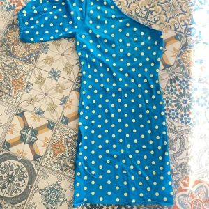 one shoulder klänning - såå fin klänning från zara💙 aldrig använd endast testad! Perfekt till sommaren/midsommar