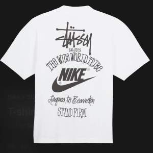 Säljer helt ny Stussy x Nike 2023 collection. Köpt till min son men för stor tyvärr.