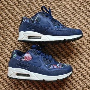 NIKE AIR MAX - Nya och använda fåtal gånger. Storlek 37,5 (6,5 UK).  Mörkblå med blomster print.