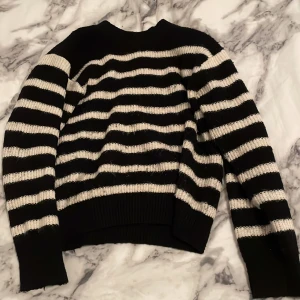 Randig tröja - Randig stickad tröja från h&m använts tre gånger.❤️