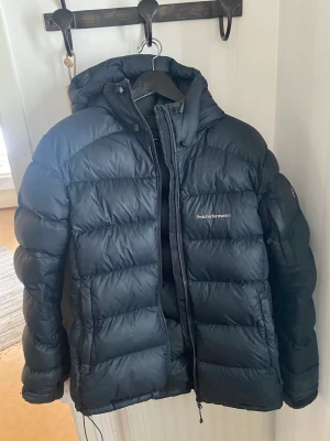 Peak performance jacka - Nu säljer jag min peak performance jacka då den är förstor. Jackan är i storlek m och är i bra skick. Nypris 4200kr men säljer den för 1500kr eller högst bjudande. 