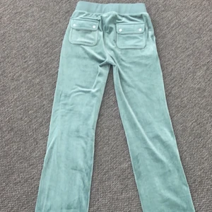 Juciy byxor - 💗💗INTRESSEKOLL💗💗 På dom här skit snygga juicy byxorna från deras hemsida vill bara se hur mycket man kan få för dom💗 vid tilltäckligt högt bud så kanske ja säljer 💗💗