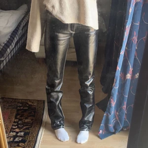 Eytys - Säljer mina super snygga eytys byxor som är köpta inne på NK i Stockholm då de tyvärr blivit lite för små runt midja och höft för mig, dom passar dock bra i längden och jag är runt 170 cm. Är öppen för att byta mot en större storlek (27/34) om någon är intresserad. Inköpta för 1900kr (säljer bara vid bra bud).