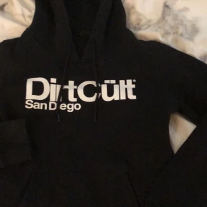 Dirtcult hoodie dam - Passar xs bra 