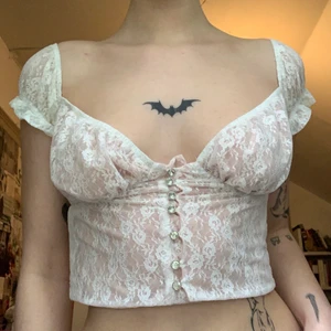 Vit spets topp - Gudomligt söt topp med kristall knappar. Vet inte vart den är från