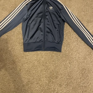 Adidas dress  - Helt ny Adidas dress använt 1 gång vuxen storlek XS.       900kr för hela dressen 