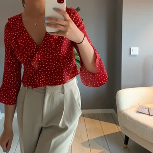 Röd topp - Supersöt röd prickig topp med omlott knytning. Fri från defekter🌼