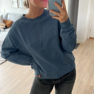 Arket sweatshirt  - Blå sweatshirt ifrån arket i storlek s, endast använd och tvättad en gång. nypris 590kr