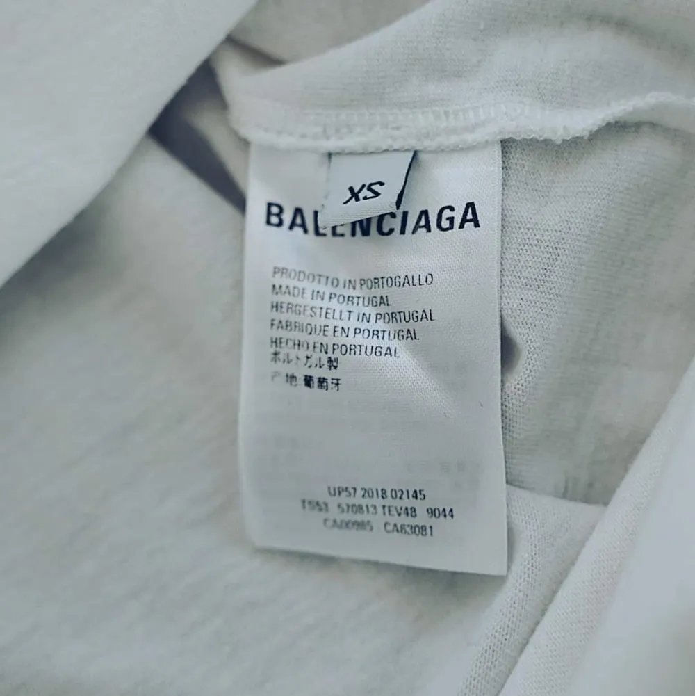 Balenciaga t shirt 🦋  Retail: 5000 Vårt pris: 3000  Storlek - xs fits medium/large   Condition - 9/10   Fraktas över hela Sverige, kan också mötas upp i Skövde. T-shirts.
