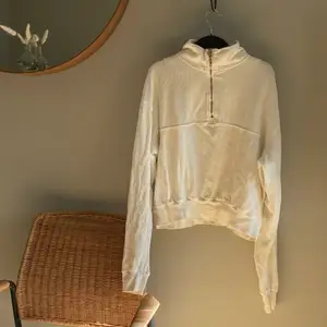 Jättefin tröja från Brandy Melville men som tyvärr inte kommer till användning💔 sparsamt använd. Har en liten fläck på axeln som säkert går bort om den får den kärlek som den förtjänar! 