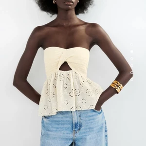 Zara topp  - Säljer denna HELT OANVÄNDA trendiga supersnygga zara toppen med alla lapparna kvar i storlek XS! Jag har möjligheten att lämna den tillbaka så säljer bara över 320kr! 