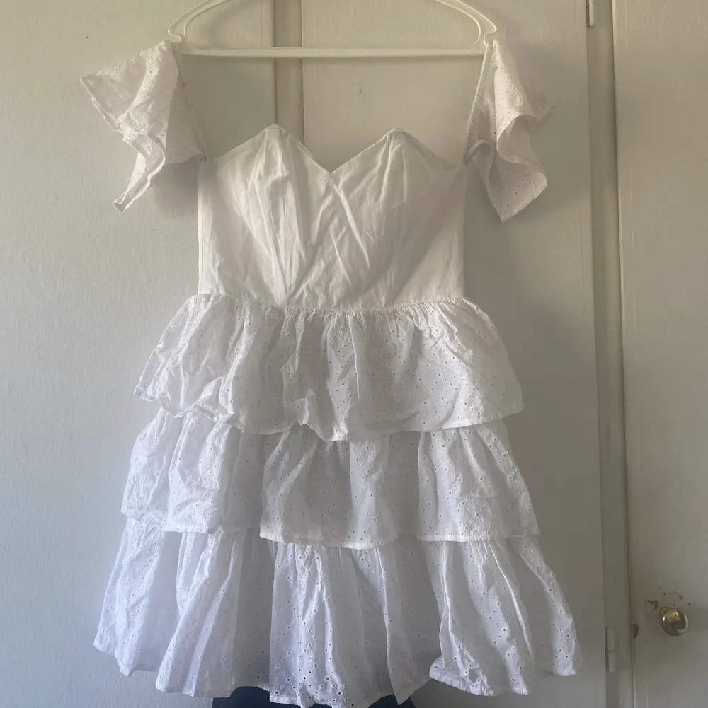 Jättefin vit klänning från Linn Ahlborgs kollektion för NA-KD. Aldrig använd, lappar kvar. Perfekt till student eller midsommar bland annat🌸🤗. Klänningar.