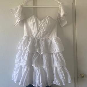 Jättefin vit klänning från Linn Ahlborgs kollektion för NA-KD. Aldrig använd, lappar kvar. Perfekt till student eller midsommar bland annat🌸🤗