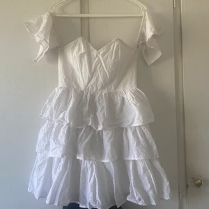 Klänning - Jättefin vit klänning från Linn Ahlborgs kollektion för NA-KD. Aldrig använd, lappar kvar. Perfekt till student eller midsommar bland annat🌸🤗