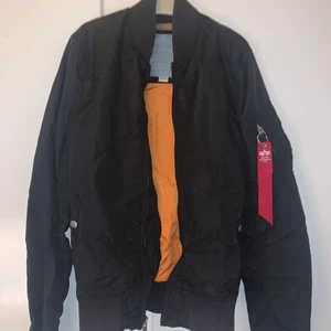 Alpha jacka - En alpha jacka i stlr M fint skick