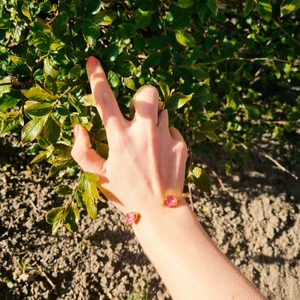 Mini Drop Bracelet av Caroline Svedbom - ♡ 55-70 mm, dock justerbar  ♡ 18K Gold ♡ Max använts 10 ggr. ♡ Mini Drop Bracelet / Lotus Pink Delite är ett fräscht sommarsmycke som passar till fest liksom till vardagen. ordinariepris: 695 kr